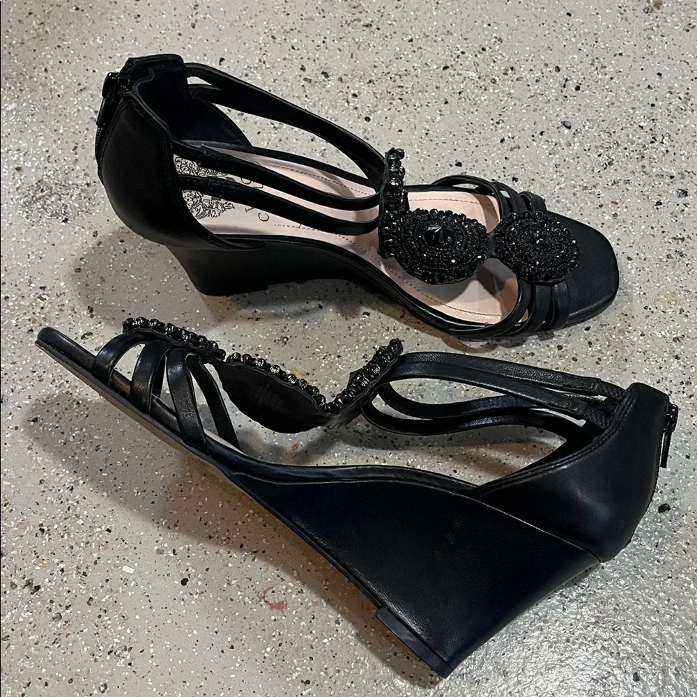 VINCE CAMUTO BAYLE LEATHER BEADED MEDALLION WEDGE SANDALS BLACK SIZE 8.5W